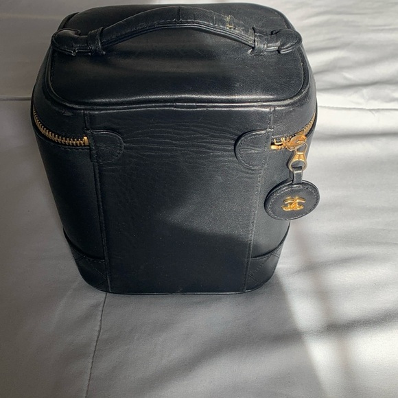 COPY - Authentic Chanel vanity case. Can make it into a handbag. - Picture 1 of 12